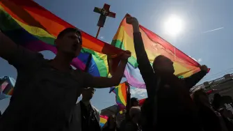 El 17 de mayo se celebra el Día Internacional contra la Homofobia, Transfobia y Bifobia. El objetivo es crear conciencia sobre la violencia y discriminación de las que es víctima la comunidad lésbico, gay, bisexual y transexual (LGBT). La conmemoración de este día es gracias a que en 1990 la Organización Mundial de la Salud (OMS) retiró la homosexualidad de la lista de enfermedades mentales.