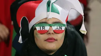 La FIFA envió una delegación a Teherán para garantizar que las mujeres pudieran asistir al encuentro tras las muerte el mes pasado de Sahar Khodayari, conocida en internet como la "chica azul" por los colores de su equipo favorito, el Esteghlal, y que se prendió fuego en protesta por su arresto tras intentar entrar a un partido.