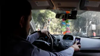 Uber advirtió antes en 2019 que se opondría a cualquier cambio de estatus de sus conductores, lo que aumentaría los costos de las responsabilidades sociales de la compañía. Foto: Reuters