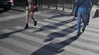MÃ‰XICO, D.F., 11ABRIL2014.- Las sombras de los peatones contrastan con las lÃneas que marcan el paso peatonal de la avenida Insurgentes, en el cruce con Sonora.FOTO: DIEGO SIMÃ“N SÃÅNCHEZ /CUARTOSCURO.COM