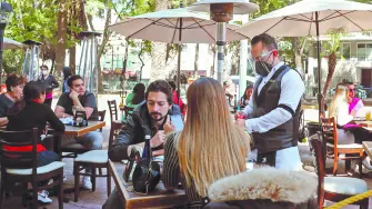 Las mesas de un restaurante de la ciudad lucieron llenas durante las celebraciones del 14 de febrero.
