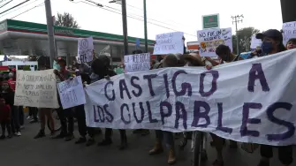 La tarde de este martes, varios ciudadanos acudieron a las inmediaciones donde ocurrió el incidente para protestar por la falta de mantenimiento a la Línea 12. Foto EE: Rosario Servin