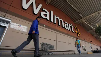 FILE PHOTO: Shoppers walk from a Walmart store in Mexico City, August 15, 2012. REUTERS/Edgard Garrido/File Photo-NARCH/NARCH30
