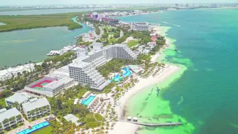 CANC⁄N, QUINTANA ROO.- Canc˙n ha vuelto a abrir sus puertas al turismo despuÈs de permanecer meses cerrado a causa de la pandemia, lo que ocasionar· al sector unas pÈrdidas de aproximadamente 1.000 millones de dÛlares, las playas contin˙an cerradas tanto al turismo como a locales. Aunque MÈxico se encuentra a˙n en la fase de m·ximo riesgo de transmisiÛn de coronavirus, seg˙n el Gobierno, el Caribe mexicano se ha convertido esta semana en uno de los primeros grandes destinos de la regiÛn en abrir parcialmente al turismo. De hecho, el plan de reactivaciÛn econÛmica de Quintana Roo incluyÛ hace unos dÌas al turismo como actividad esencial debido a su gran impacto sobre la economÌa de la zona.FOTO: ELIZABETH RUÕZ/CUARTOSCURO.COM