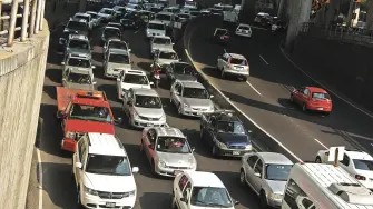 22ENERO2014.- Intenso transito vehicular ocasiono el cierre de carriles centrales de periferico debido a la ruptura de una tuberia de agua. El jefe de gobierno autorizo la cancelacion del pago de peaje del segundo piso hasta que se restablesca la reparacion del boquete.
