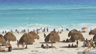 CANC⁄N, QUINTANA ROO, 23DICIEMBRE2020.- Cientos de turistas nacionales y extranjeros arriban a las playas del caribe mexicano durante la temporada navideÒa a pesar de la pandemia por Covid-19. La entidad se mantiene en sem·foro amarillo por Covid-19. A pesar que el lÌmite establecido de ocupaciÛn hotelera por el color del sem·foro es del 60% por ciento, el gobierno del estado ha otorgado permisos especiales para que los establecimientos lleguen hasta el 80%. durante el periodo del 21 al 27 de diciembre a aquellas empresas certificadas con las medidas sanitarias correspondientes.FOTO: ELIZABETH RUIZ/CUARTOSCURO.COM