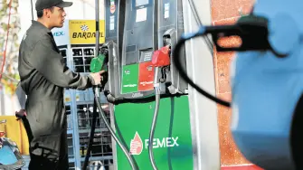 Pese al alza de precios de energéticos, la gente piensa: “el gobierno me está ayudando con la gasolina, y entonces me da margen para demandar más alimentos, demandar servicios”. Foto: Reuters