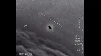Captura de uno de los vídeos desclasificados por el Departamento de Defensa de Estados Unidos grabados por pilotos de la Armada estadounidense en los que se revelan fenómenos aéreos no identificados. Foto: Defense.gov.