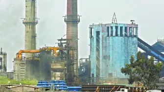 Altos Hornos de México (AHMSA), acordó entregar su participación mayoritaria a un grupo de inversionistas extranjeros