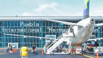 El aeropuerto internacional de Puebla sería uno de los beneficiados por la puesta en marcha de autobuses “alimentadores”.