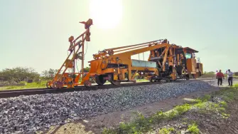 Un reto técnico que se tendrá que sortear en breve es conocer qué tipo de material rodante se utilizará. Pese a estar a siete meses de iniciar actividades el tren, a la fecha no se ha informado qué tipos de trenes se utilizarán ni su procedencia. Incluso no hay información sobre alguna licitación.