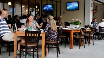 Canirac ofrece a sus afiliados un proceso para beneficiarse de la suspensión del Reglamento de Control del Tabaco y reactivar zonas de fumadores en sus restaurantes. Foto EE: Archivo