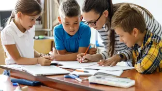 Casi el 50 % de alumnos de un salón de clases no comprende bien lo que lee. Foto: Shutterstock.