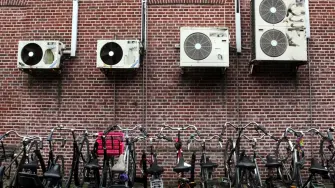 La cantidad de calor liberada al exterior por los aparatos de aire acondicionado es superior a la que se extrae del interior de los edificios. Foto: CC_By-NC