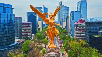 Los expertos consultados anticipan que la economía registrará un crecimiento de 1.68% durante el primer año del gobierno de Claudia Sheinbaum. Foto: Shutterstock