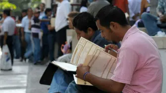 Pese a las caídas en la creación de empleos, la tasa de desocupación se ha mantenido en niveles significativamente bajos en México. Esto se explica principalmente por el dinamismo del empleo en el sector informal.

Para más información del tema, visita: https://www.eleconomista.com.mx/empresas/desempleo-mexico-mantiene-debajo-3-20241014-729953.html 

¡Síguenos en nuestras redes sociales para mantenerte informado!

Twitter: https://twitter.com/eleconomista 
Facebook: https://www.facebook.com/ElEconomista.mx
Instagram: https://www.instagram.com/eleconomistamx
LinkedIn: https://www.linkedin.com/company/el-economista/

#ElEconomista #EETV