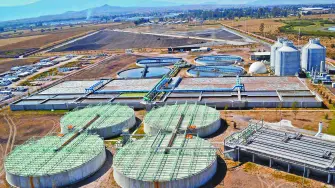 La planta cuenta con tratamiento de lodos para su aprovechamiento en la generación de energía eléctrica.