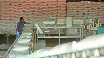 ZACATEPEC, MORELOS., 25ENERO2013.- Debido a que las bodegas del Ingenio azucarero ‚ÄúEmiliano Zapata‚Ä˘ de Zacatepec, se encuentran a su m√°xima capacidad, trasladaron toneladas de costales de az√∫car a la Cancha Morelos perteneciente al Ingenio. Ca√±eros morelenses mantienen guardias a las afueras de las bodegas del Ingenio ante la falta de respuesta de las autoridades para estabilizar el precio del az√∫car. 
FOTO: SA√ˆL L√ìPEZ / CUARTOSCURO.COM