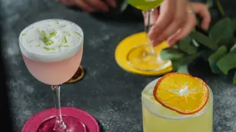 Cocteles listos para 2025.