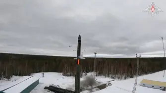 El nuevo misil balístico de alcance intermedio que Rusia disparó contra Ucrania es un arma con capacidad nuclear, cuya existencia se ignoraba hasta ahora.
Para más información del tema, visita: https://www.eleconomista.com.mx/internacionales/misil-hipersonico-ruso-oreshnik-lanzado-ucrania-20241122-735373.html

Twitter: https://twitter.com/eleconomista   
Sitio web: https://www.eleconomista.com.mx/   
Facebook: https://www.facebook.com/ElEconomista.mx   
 
#ElEconomista#EETV