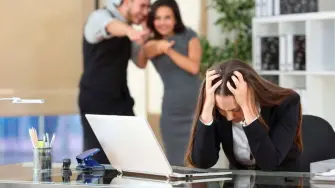 Este 25 de noviembre se conmemora el Día Internacional de la Eliminación de la Violencia contra la Mujer, y en el ámbito laboral, tal vez como en todos los aspectos de la vida, hay un trecho largo por cambiar.

Para más información del tema, visita: https://www.eleconomista.com.mx/capital-humano/violencia-laboral-mujer-acoso-20241125-735575.html
Twitter: https://twitter.com/eleconomista 
Sitio web: https://www.eleconomista.com.mx/ 
Facebook: https://www.facebook.com/ElEconomista.mx 

#ElEconomista #CapitalHumano #EETV