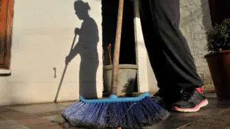 Durante el décimo mes del 2024 se integraron 104,818 personas que al sector del trabajo doméstico remunerado. De este total, 18,323 fueron hombres y 86,486 correspondió a mujeres, según cifras de la ENOE (Encuesta Nacional de Ocupación y Empleo) del Inegi.

Para más información del tema, visita: https://www.eleconomista.com.mx/capital-humano/poco-100-000-personas-sumaron-trabajo-domestico-remunerado-octubre-20241203-736735.html

¡Síguenos en nuestras redes sociales para mantenerte informado!

Twitter: https://twitter.com/eleconomista 
Facebook: https://www.facebook.com/ElEconomista.mx
Instagram: https://www.instagram.com/eleconomistamx
LinkedIn: https://www.linkedin.com/company/el-economista/

#ElEconomista #EETV