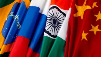 Malasia dijo este jueves que cualquier intento del Gobierno entrante de Donald Trump de imponer aranceles a los países BRICS por tratar de crear una nueva moneda o utilizar alternativas al dólar podría causar interrupciones en la cadena de suministro mundial de semiconductores.

Para más información del tema, visita: https://www.eleconomista.com.mx/empresas/malasia-advierte-aranceles-trump-brics-afectarian-suministro-mundial-chips-20241205-737047.html

¡Síguenos en nuestras redes sociales para mantenerte informado!

Twitter: https://twitter.com/eleconomista 
Facebook: https://www.facebook.com/ElEconomista.mx
Instagram: https://www.instagram.com/eleconomistamx
LinkedIn: https://www.linkedin.com/company/el-economista/

#ElEconomista #EETV