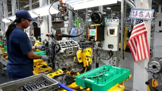 El crecimiento del empleo en Estados Unidos repuntó en noviembre tras verse limitado por huracanes y huelgas, pero es probable que no indique un cambio material en las condiciones cada vez más débiles del mercado laboral, lo que llevaría a la Reserva Federal a recortar de nuevo las tasas de interés este mes.

Para más información del tema, visita: https://www.eleconomista.com.mx/empresas/crecimiento-empleo-eu-acelera-noviembre-tasa-desempleo-sube-4-20241206-737255.html
Twitter: https://twitter.com/eleconomista 
Sitio web: https://www.eleconomista.com.mx/ 
Facebook: https://www.facebook.com/ElEconomista.mx 

#ElEconomista #CapitalHumano #EETV