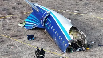 Un avión de pasajeros Embraer que volaba de Azerbaiyán a Rusia se estrelló este miércoles cerca de la ciudad de Aktau en Kazajstán, causando la muerte de 38 personas, mientras 29 supervivientes recibían tratamiento hospitalario, según informaron las autoridades kazajas.

Para más información del tema, visita: https://www.eleconomista.com.mx/internacionales/avion-azerbaijan-airlines-estrello-kazajistan-20241225-739631.html

¡Síguenos en nuestras redes sociales para mantenerte informado!

Twitter: https://twitter.com/eleconomista 
Facebook: https://www.facebook.com/ElEconomista.mx
Instagram: https://www.instagram.com/eleconomistamx
LinkedIn: https://www.linkedin.com/company/el-economista/

#ElEconomista #EETV
