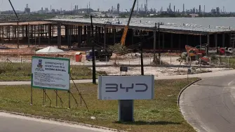 El gobierno de Brasil informó este viernes que investiga al gigante chino de autos eléctricos BYD y a una de sus subcontratistas por presunto "tráfico" de trabajadores chinos que construían una fábrica en el país sudamericano.

Para más información del tema, visita: https://www.eleconomista.com.mx/empresas/brasil-investiga-byd-subcontratista-trafico-humano-construccion-planta-20241227-739861.html 

¡Síguenos en nuestras redes sociales para mantenerte informado!

Twitter: https://twitter.com/eleconomista 
Facebook: https://www.facebook.com/ElEconomista.mx
Instagram: https://www.instagram.com/eleconomistamx
LinkedIn: https://www.linkedin.com/company/el-economista/

#ElEconomista #EETV