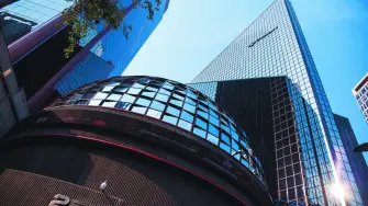 El índice líder S&P/BMV IPC ganaba un 0.73% a 49,872.40 puntos, poco después de la apertura, impulsado principalmente por firmas del sector telecomunicaciones. 
 
Para más información del tema, visita: https://www.eleconomista.com.mx/mercados/bolsa-mexicana-avanza-primera-sesion-ano-20250102-740327.html 

Twitter: https://twitter.com/eleconomista   
Sitio web: https://www.eleconomista.com.mx/   
Facebook: https://www.facebook.com/ElEconomista.mx   
 
#ElEconomista#EETV