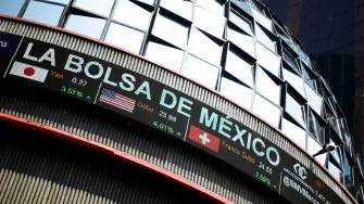 Los índices accionarios locales cayeron este miércoles, en un mercado preocupado por la estrategia arancelaria del presidente electo de Estados Unidos.

Para más información del tema, visita: https://www.eleconomista.com.mx/mercados/bmv-cae-mercado-preocupado-donald-trump-20250108-741112.html

¡Síguenos en nuestras redes sociales para mantenerte informado!

Twitter: https://twitter.com/eleconomista 
Facebook: https://www.facebook.com/ElEconomista.mx
Instagram: https://www.instagram.com/eleconomistamx
LinkedIn: https://www.linkedin.com/company/el-economista/

#ElEconomista #EETV