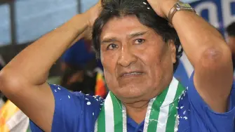 Un juez de Bolivia ordenó la aprehensión de Evo Morales, luego de que el expresidente no se presentara por segunda vez a la audiencia en la que debía resolver un pedido de prisión preventiva por el caso de trata de una menor durante su mandato.

Para más información del tema, visita: https://www.eleconomista.com.mx/internacionales/juez-ordena-captura-evo-morales-presunta-trata-menor-declara-rebelde-20250117-742471.html 

¡Síguenos en nuestras redes sociales para mantenerte informado!

Twitter: https://twitter.com/eleconomista 
Facebook: https://www.facebook.com/ElEconomista.mx
Instagram: https://www.instagram.com/eleconomistamx
LinkedIn: https://www.linkedin.com/company/el-economista/

#ElEconomista #EETV
