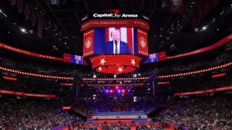 Donald Trump se muestra en una pantalla el día de la toma de protesta de su segundo mandato presidencial, dentro de Capital One, en Washington, Estados Unidos, el 20 de enero de 2025.