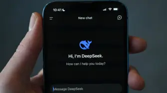 DeepSeek, una IA desarrollada por una startup de Hangzhou con un presupuesto de 5.6 millones de dólares, desafía a gigantes como ChatGPT, mediante su eficiencia, código abierto y accesibilidad gratuita.

Para más información del tema, visita: https://www.eleconomista.com.mx/mercados/que-deepseek-inteligencia-artificial-china-hizo-temblar-wall-street-20250127-743833.html

Twitter: https://twitter.com/eleconomista 
Sitio web: https://www.eleconomista.com.mx/ 
Facebook: https://www.facebook.com/ElEconomista.mx 

#ElEconomista #CapitalHumano #EETV
