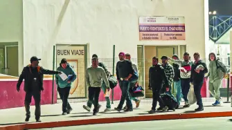 La Concanaco-Servytur adelantó que su gremio ofrecerá alrededor de 20,000 vacantes para los repatriados desde Estados Unidos, dando prioridad a los mexicanos; pero pidió el apoyo de las autoridades para que los regresen y ubiquen en sus poblaciones, y no saturen la zona fronteriza del país. 

Para más información del tema, visita: https://www.eleconomista.com.mx/empresas/concanaco-servytur-ofrecera-20-000-vacantes-repatriados-eu-daran-prioridad-mexicanos-20250128-743969.html 
Twitter: https://twitter.com/eleconomista 
Sitio web: https://www.eleconomista.com.mx/ 
Facebook: https://www.facebook.com/ElEconomista.mx 

#ElEconomista #CapitalHumano #EETV