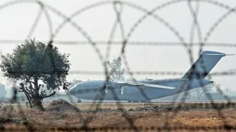 Un avión de la fuerza aérea de Estados Unidos que transportaba a más de un centenar de migrantes indios indocumentados deportados por Estados Unidos aterrizó en el norte de India el miércoles, informaron medios locales.

Para más información del tema, visita: https://www.eleconomista.com.mx/internacionales/trump-envia-regreso-india-cien-migrantes-indocumentados-20250205-745013.html
Twitter: https://twitter.com/eleconomista 
Sitio web: https://www.eleconomista.com.mx/ 
Facebook: https://www.facebook.com/ElEconomista.mx 

#ElEconomista #CapitalHumano #EETV