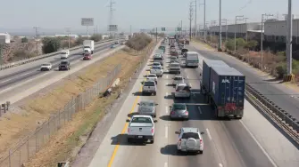 Esta mañana se reportan bloqueos en la carretera México-Querétaro por la protesta de los vecinos de la colonia “Cuarta Transformación" por la falta de atención de las autoridades ante el cambio de nombre de las calles en el municipio de Tultitlán, Estado de México.

Para más información del tema, visita: https://www.eleconomista.com.mx/politica/cierran-mexico-queretaro-piden-consulta-cambiar-nombre-colonia-cuarta-transformacion-20250207-745425.html

Twitter: https://twitter.com/eleconomista   
Sitio web: https://www.eleconomista.com.mx/   
Facebook: https://www.facebook.com/ElEconomista.mx   
 
#ElEconomista￼