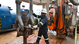 Los precios del barril de crudo Brent y WTI bajaron entre 2.36 y 2.6% este miércoles, por la posibilidad de una paz para la guerra de Ucrania.

Para más información del tema, visita: https://www.eleconomista.com.mx/mercados/petroleo-pierde-2-posible-paz-ucrania-20250212-746100.html

¡Síguenos en nuestras redes sociales para mantenerte informado!

Twitter: https://twitter.com/eleconomista 
Facebook: https://www.facebook.com/ElEconomista.mx
Instagram: https://www.instagram.com/eleconomistamx
LinkedIn: https://www.linkedin.com/company/el-economista/

#ElEconomista #EETV