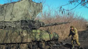 Un soldado ucranio opera un tanque Leopard 1A5 durante un ataque en Donetsk, el pasado día 9.