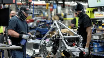 La caída de la actividad a un mínimo de 17 meses reportada por S&P Global fue la última de una serie de encuestas que sugieren que las empresas y los consumidores están cada vez más nerviosos por las políticas del gobierno de Donald Trump.

Para más información del tema, visita: https://www.eleconomista.com.mx/economia/aranceles-trump-recortes-gasto-publico-frenan-actividad-empresarial-eu-20250221-747471.html

¡Síguenos en nuestras redes sociales para mantenerte informado!

Twitter: https://twitter.com/eleconomista 
Facebook: https://www.facebook.com/ElEconomista.mx
Instagram: https://www.instagram.com/eleconomistamx
LinkedIn: https://www.linkedin.com/company/el-economista/

#ElEconomista #EETV