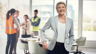 El 44%de las mujeres dice que los principales retos en la Alta Dirección son la discriminación y microagresiones.