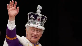 Una fuente real dijo que la recuperación del rey continuaba en una dirección muy positiva y que se encontraba en buena forma.