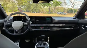 En el equipamiento se encuentran Apple CarPlay y Android Auto inalámbricos. El volante tiene un diseño que solo se puede encontrar en esta versión.
