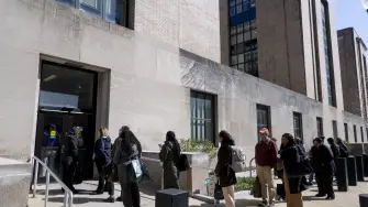 Trabajadores federales hacen fila para acceder al Edificio Conmemorativo Mary E. Switzer, sede del Departamento de Salud y Servicios Humanos de EU.