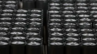 El Departamento de Comercio de Estados Unidos revisó este miércoles los aranceles del 25% del presidente Donald Trump sobre los productos derivados del aluminio para incluir a la cerveza y las latas de aluminio vacías.

Para más información del tema, visita: https://www.eleconomista.com.mx/empresas/trump-anade-cerveza-latas-aranceles-25-aluminio-20250402-753150.html

¡Síguenos en nuestras redes sociales para mantenerte informado!

Twitter: https://twitter.com/eleconomista 
Facebook: https://www.facebook.com/ElEconomista.mx
Instagram: https://www.instagram.com/eleconomistamx
LinkedIn: https://www.linkedin.com/company/el-economista/

#ElEconomista #EETV