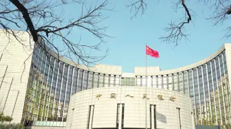 El gobernador del Banco Central de China criticó el viernes a Estados Unidos por amenazar la estabilidad financiera mundial con su "reciente abuso" de los aranceles, pese a medidas recientes vistas por ambas partes como esfuerzos para desescalar la guerra comercial.

Para más información del tema, visita: https://www.eleconomista.com.mx/sectorfinanciero/banco-central-china-critica-trump-abuso-aranceles-20250425-756439.html 

¡Síguenos en nuestras redes sociales para mantenerte informado!

Twitter: https://twitter.com/eleconomista 
Facebook: https://www.facebook.com/ElEconomista.mx
Instagram: https://www.instagram.com/eleconomistamx
LinkedIn: https://www.linkedin.com/company/el-economista/

#ElEconomista #EETV