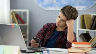 El objetivo de prohibir los celulares en las escuelas es propiciar entornos digitales seguros para la prevención, atención y protección de los derechos humanos de las niñas, niños y adolescentes.

Para más información del tema, visita: 
https://www.eleconomista.com.mx/politica/jalisco-busca-prohibir-celulares-escuelas-evitar-reclutamiento-narco-iniciativa-20250607-762651.html

¡Síguenos en nuestras redes sociales para mantenerte informado!

Twitter: https://twitter.com/eleconomista 
Facebook: https://www.facebook.com/ElEconomista.mx
Instagram: https://www.instagram.com/eleconomistamx
LinkedIn: https://www.linkedin.com/company/el-economista/
T

#ElEconomista #EETV