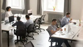 Para el segundo semestre del año la reducción de la jornada laboral e implicaciones de la IA en el trabajo se posicionan como los principales retos de Recursos Humanos.Foto: Shutterstock.