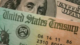 Cuando el líder iraquí Saddam Hussein invadió Kuwait en 1990, Estados Unidos estaba en recesión y los suministros de petróleo eran más escasos.

Para más información del tema, visita: https://www.eleconomista.com.mx/mercados/rendimientos-bonos-tesoro-eu-suben-reaccion-conflicto-oriente-medio-20250613-763674.html

¡Síguenos en nuestras redes sociales para mantenerte informado!

Twitter: https://twitter.com/eleconomista 
Facebook: https://www.facebook.com/ElEconomista.mx
Instagram: https://www.instagram.com/eleconomistamx
LinkedIn: https://www.linkedin.com/company/el-economista/
T

#ElEconomista #EETV #ConflictoMedioOriente #BonosDelTesoro #EconomíaGlobal #MercadosFinancieros